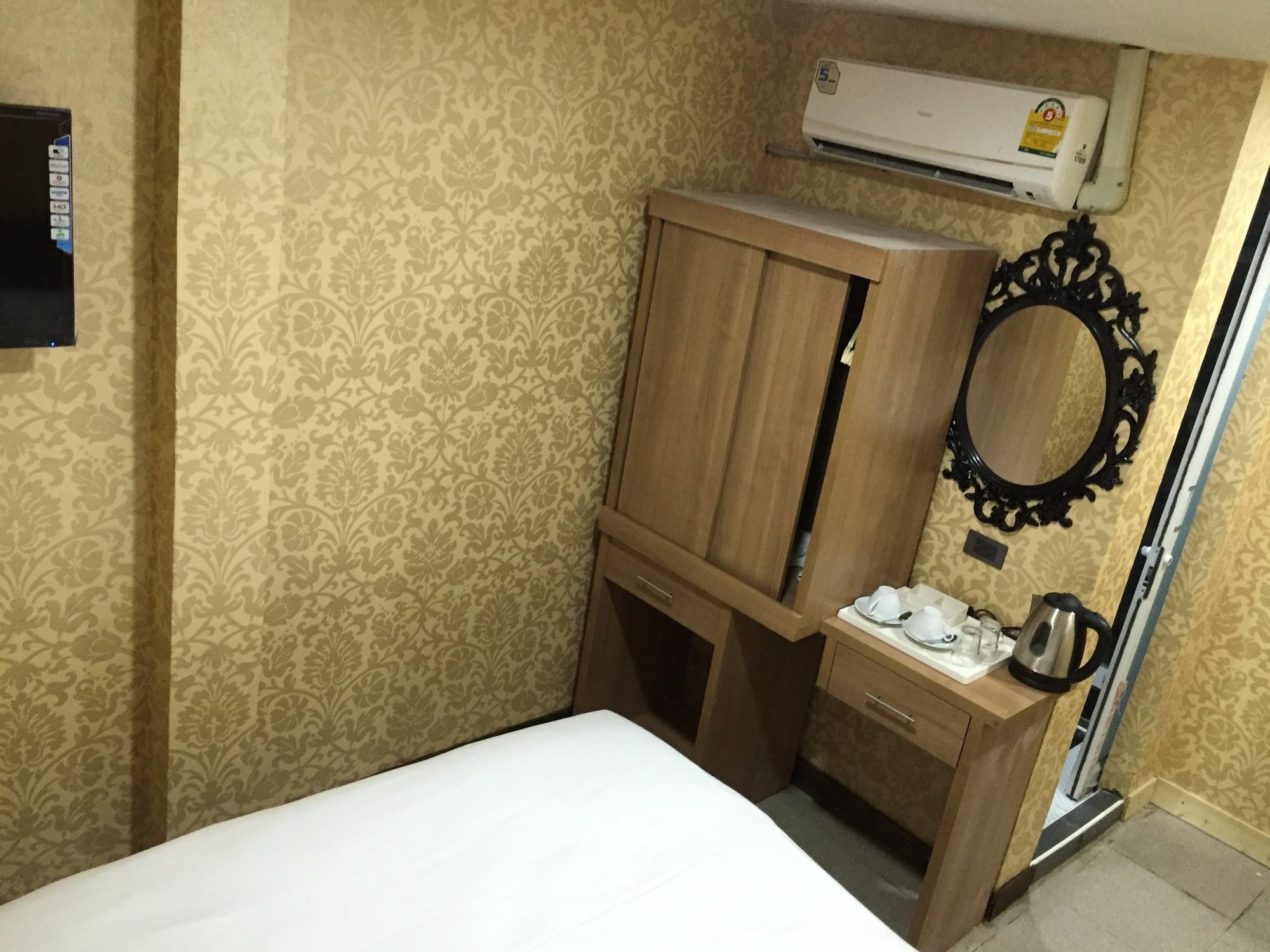 Harrys Suite Hotel Bangkok Exterior foto